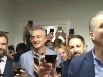Vox celebra los resultados del 10N con el brindis de los Tercios de Flandes Vox celebra los resultados del 10N con el brindis de los Tercios de Flandes