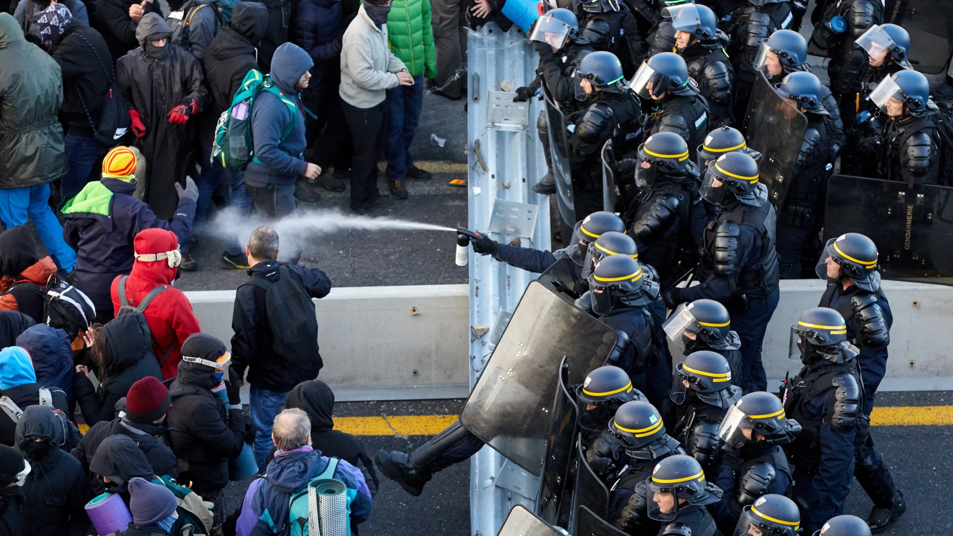 Los antidisturbios franceses comienzan a desalojar a los manifestantes en la frontera