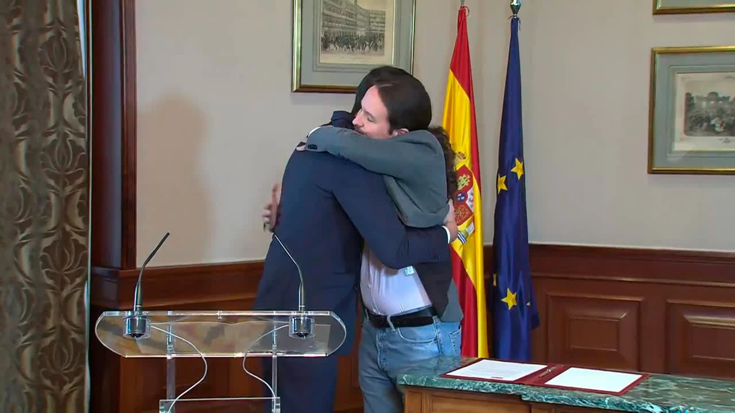 Pedro Sánchez y Pablo Iglesias se funden en un abrazo tras la firma del acuerdo Pedro Sánchez y Pablo Iglesias se funden en un abrazo tras la firma del acuerdo