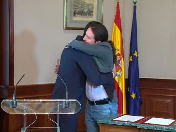 Pedro Sánchez y Pablo Iglesias se funden en un abrazo tras la firma del acuerdo Pedro Sánchez y Pablo Iglesias se funden en un abrazo tras la firma del acuerdo