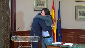 Pedro Sánchez y Pablo Iglesias se funden en un abrazo tras la firma del acuerdo