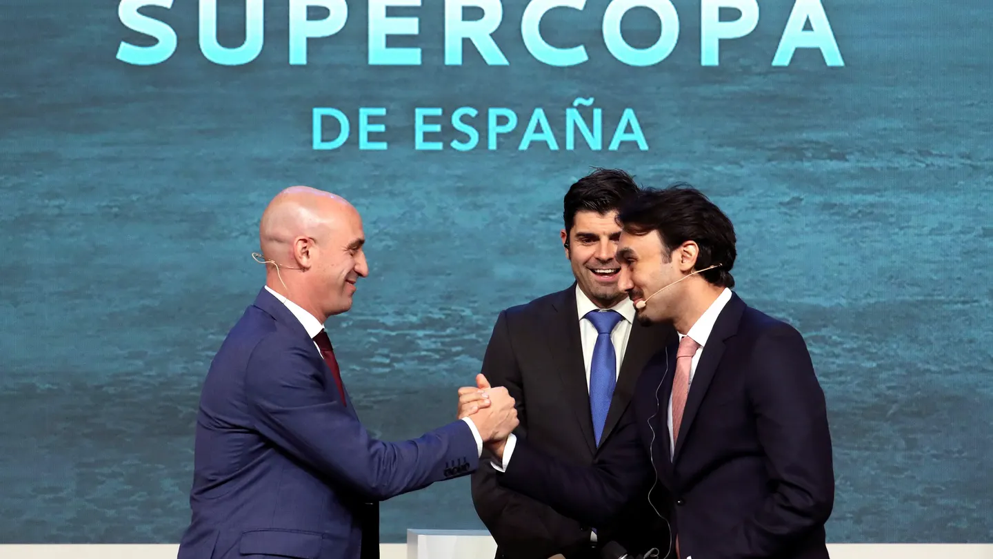 Luis Rubiales saluda al presidente de la autoridad general del deporte de Arabia Saudí, el príncipe Abdulaziz Bin Turki Alfaisal Luis Rubiales saluda al presidente de la autoridad general del deporte de Arabia Saudí, el príncipe Abdulaziz Bin Turki Alfaisal