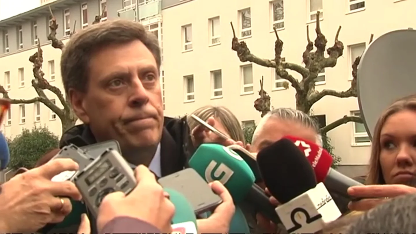 El padre de Diana Quer, emocionado antes del juicio a 'El Chicle': "Nosotros estamos condenados a cadena perpetua" El padre de Diana Quer, emocionado antes del juicio a 'El Chicle': "Nosotros estamos condenados a cadena perpetua"
