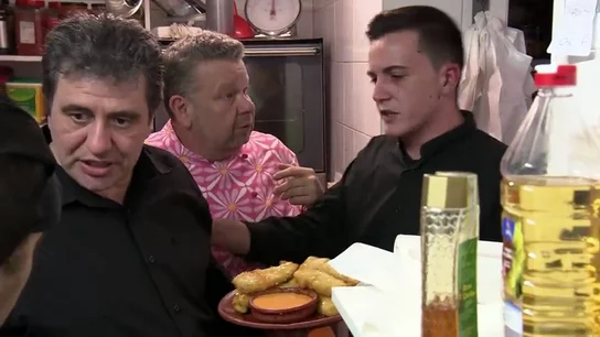 La reacción del camarero de 'A la parrilla' a las críticas de Chicote: "Si trabajara tan bien no estaría haciendo el indio por la tele" La reacción del camarero de 'A la parrilla' a las críticas de Chicote: "Si trabajara tan bien no estaría haciendo el indio por la tele"