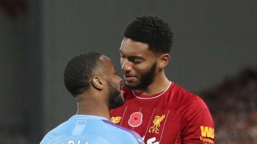 Sterling y Gomez se encaran durante el Manchester City Liverpool 