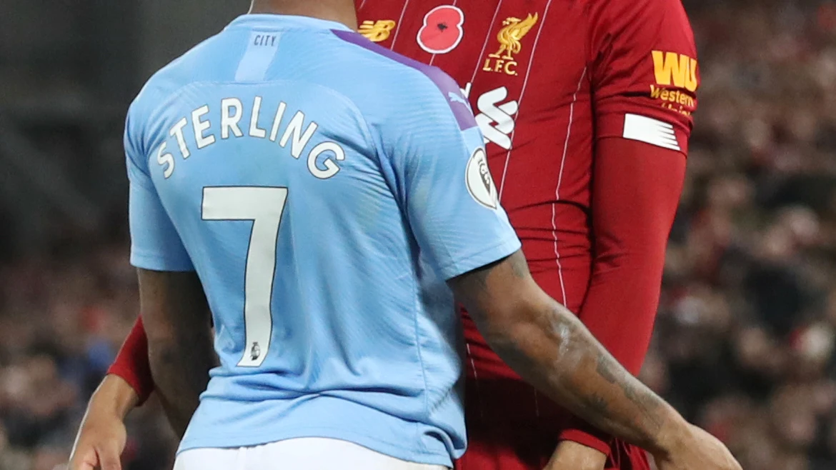 Sterling y Gomez se encaran durante el Manchester City Liverpool 