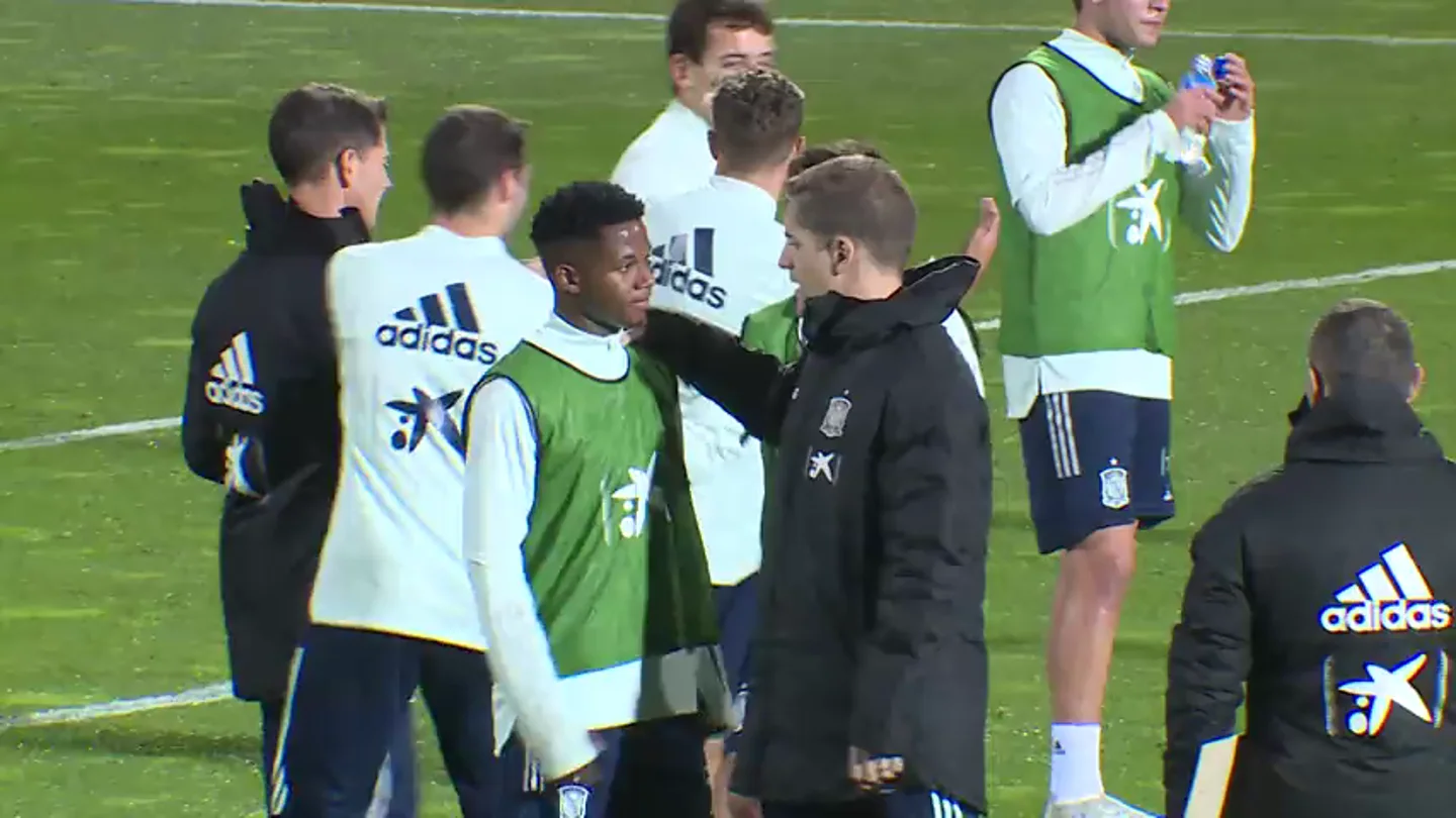Locura con Ansu Fati en su primer entrenamiento con la Selección: no se arrugó ante Thiago o Carvajal Locura con Ansu Fati en su primer entrenamiento con la Selección: no se arrugó ante Thiago o Carvajal