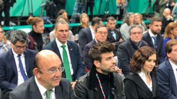 Gerard Piqué rodeado de políticos durante la presentación de la Copa Davis, entre ellos, Javier Ortega Smith, secretario general de VOX