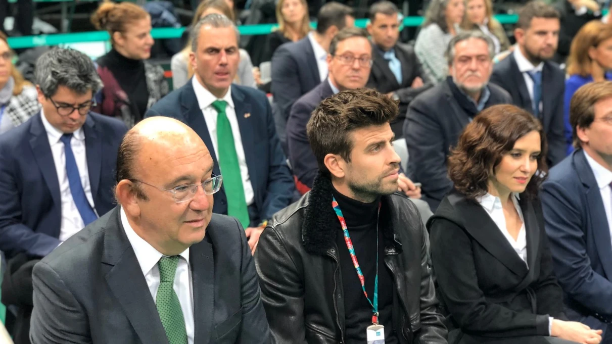 Gerard Piqué rodeado de políticos durante la presentación de la Copa Davis, entre ellos, Javier Ortega Smith, secretario general de VOX