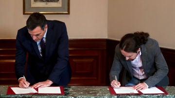 Pedro Sánchez y Pablo Iglesias firman el acuerdo