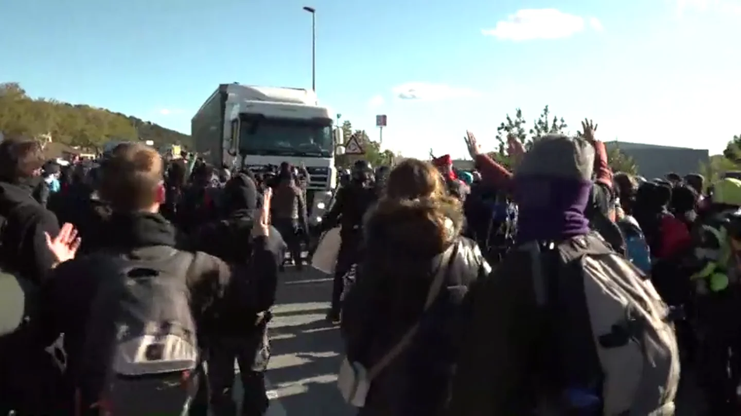 Un camionero intenta atropellar a manifestantes en La Jonquera Un camionero intenta atropellar a manifestantes en La Jonquera