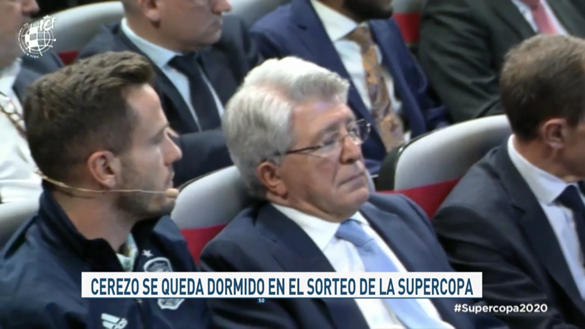 La secuencia viral de Enrique Cerezo dormido durante la presentación de la Supercopa