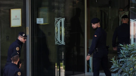 Agentes de la Guardia Civil acceden a la sede del Consell Catalá de l'Esport Agentes de la Guardia Civil acceden a la sede del Consell Catalá de l'Esport