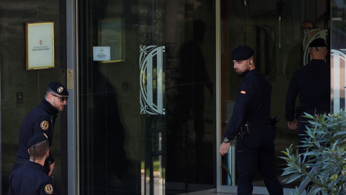 Agentes de la Guardia Civil acceden a la sede del Consell Catal&aacute; de l'Esport
