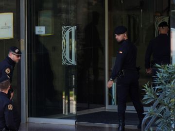 Agentes de la Guardia Civil acceden a la sede del Consell Catalá de l'Esport Agentes de la Guardia Civil acceden a la sede del Consell Catalá de l'Esport