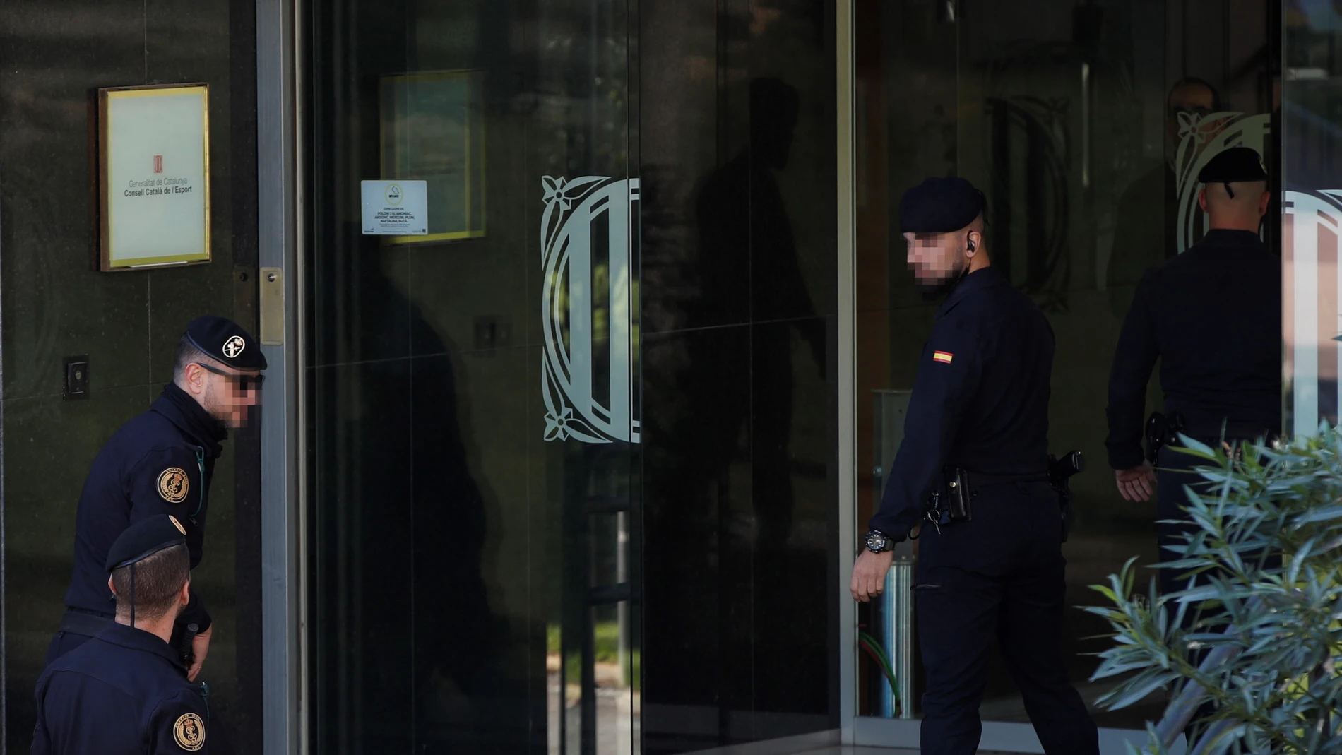 Agentes de la Guardia Civil acceden a la sede del Consell Catalá de l'Esport