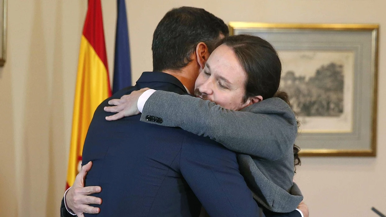 El abrazo entre Pedro Sánchez y Pablo Iglesias tras firmar el preacuerdo para un gobierno de coalición