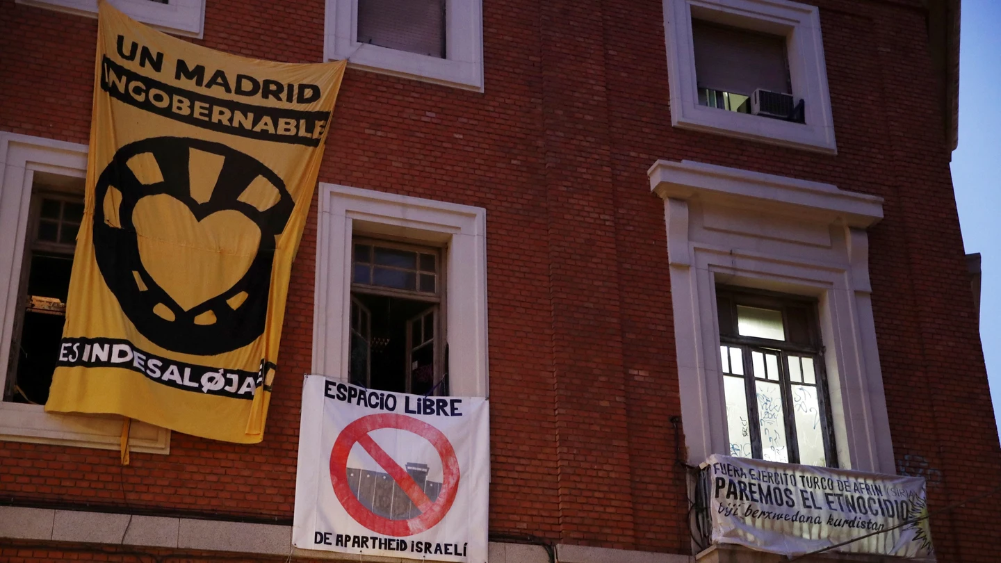 Fachada del centro social 'La Ingobernable', en Madrid Fachada del centro social 'La Ingobernable', en Madrid