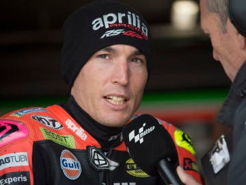 El piloto Aleix Espargaró atiende a los medios El piloto Aleix Espargaró atiende a los medios