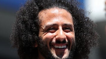 Colin Kaepernick, sonriente