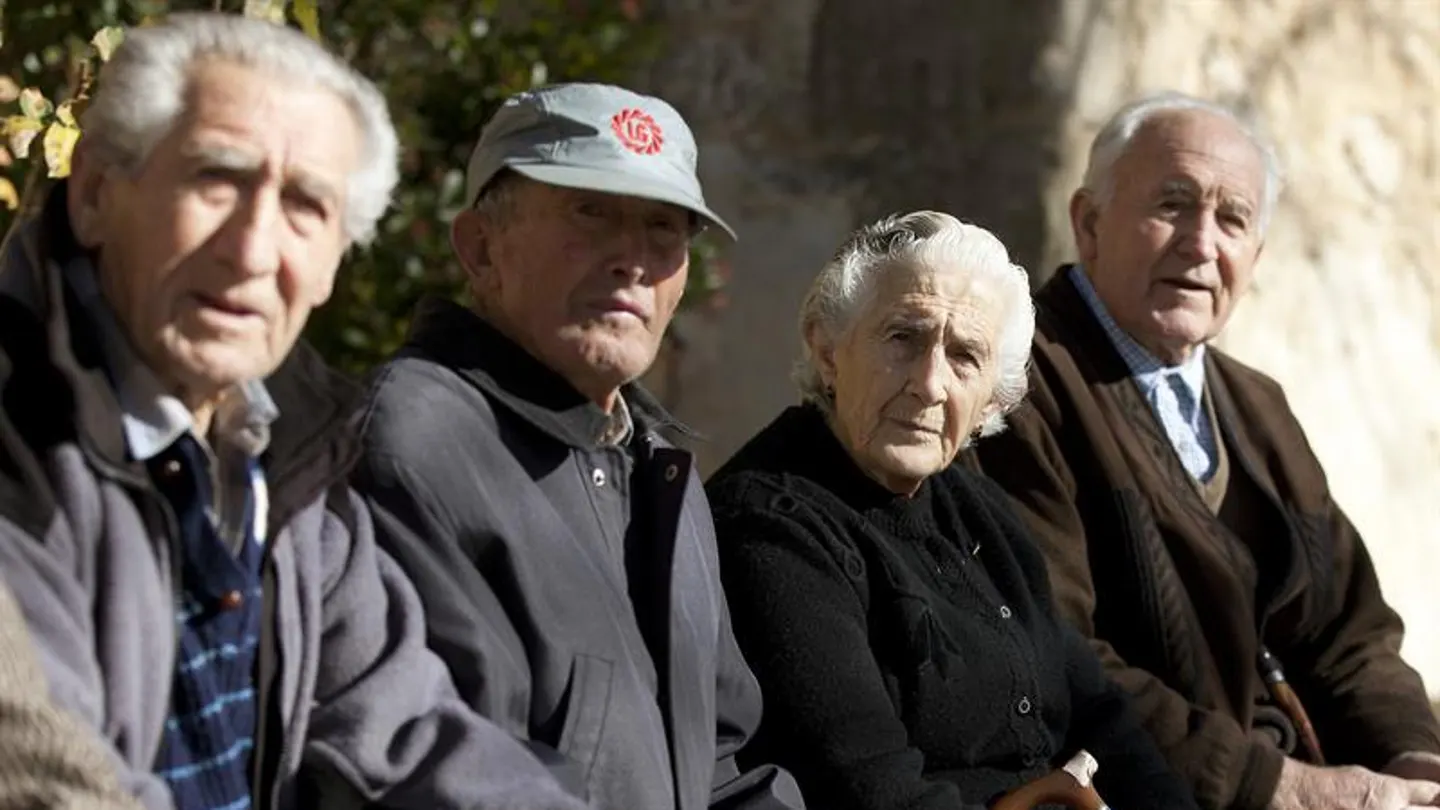 Un grupo de ancianos en un pueblo Un grupo de ancianos en un pueblo