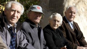 Un grupo de ancianos en un pueblo