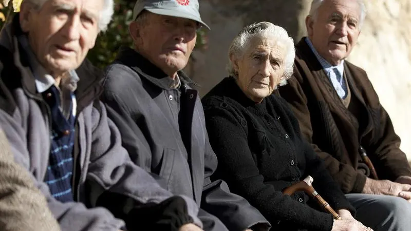 Un grupo de ancianos en un pueblo