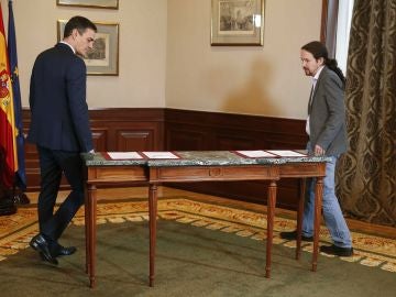 Pedro Sánchez y Pablo Iglesias escenifican la firma de un preacuerdo para gobernar en coalición Pedro Sánchez y Pablo Iglesias escenifican la firma de un preacuerdo para gobernar en coalición
