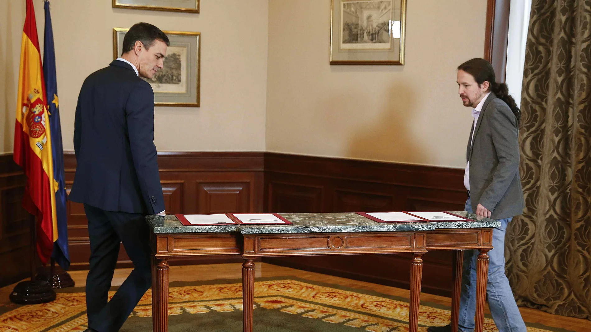 Pedro Sánchez y Pablo Iglesias escenifican la firma de un preacuerdo para gobernar en coalición