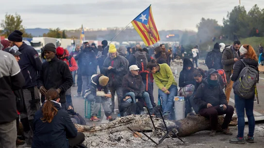 Centenares de personas bloquean la autopista AP-7 en Girona Centenares de personas bloquean la autopista AP-7 en Girona