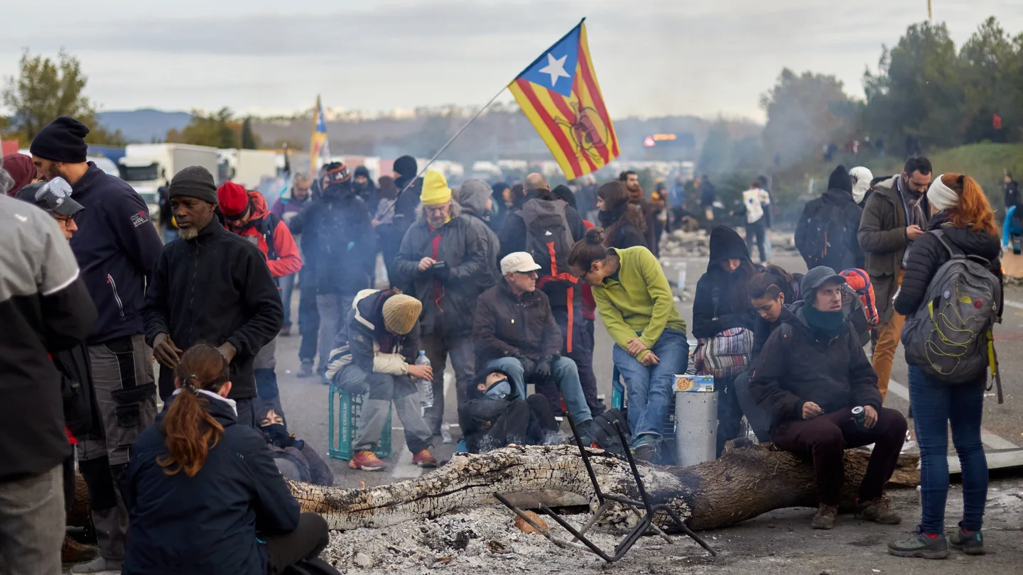 Centenares de personas bloquean la autopista AP-7 en Girona Centenares de personas bloquean la autopista AP-7 en Girona