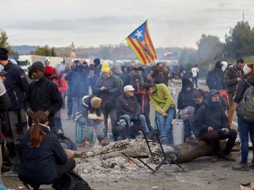 Centenares de personas bloquean la autopista AP-7 en Girona Centenares de personas bloquean la autopista AP-7 en Girona