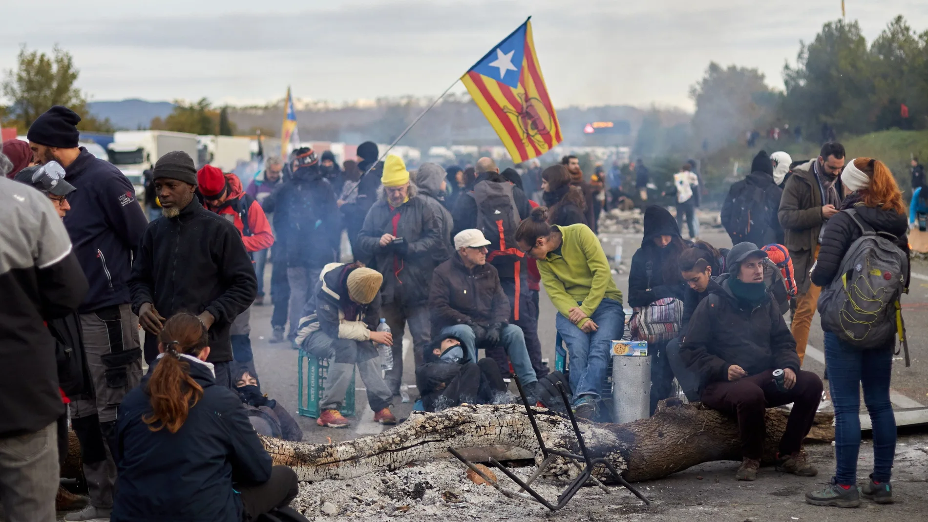 Centenares de personas bloquean la autopista AP-7 en Girona