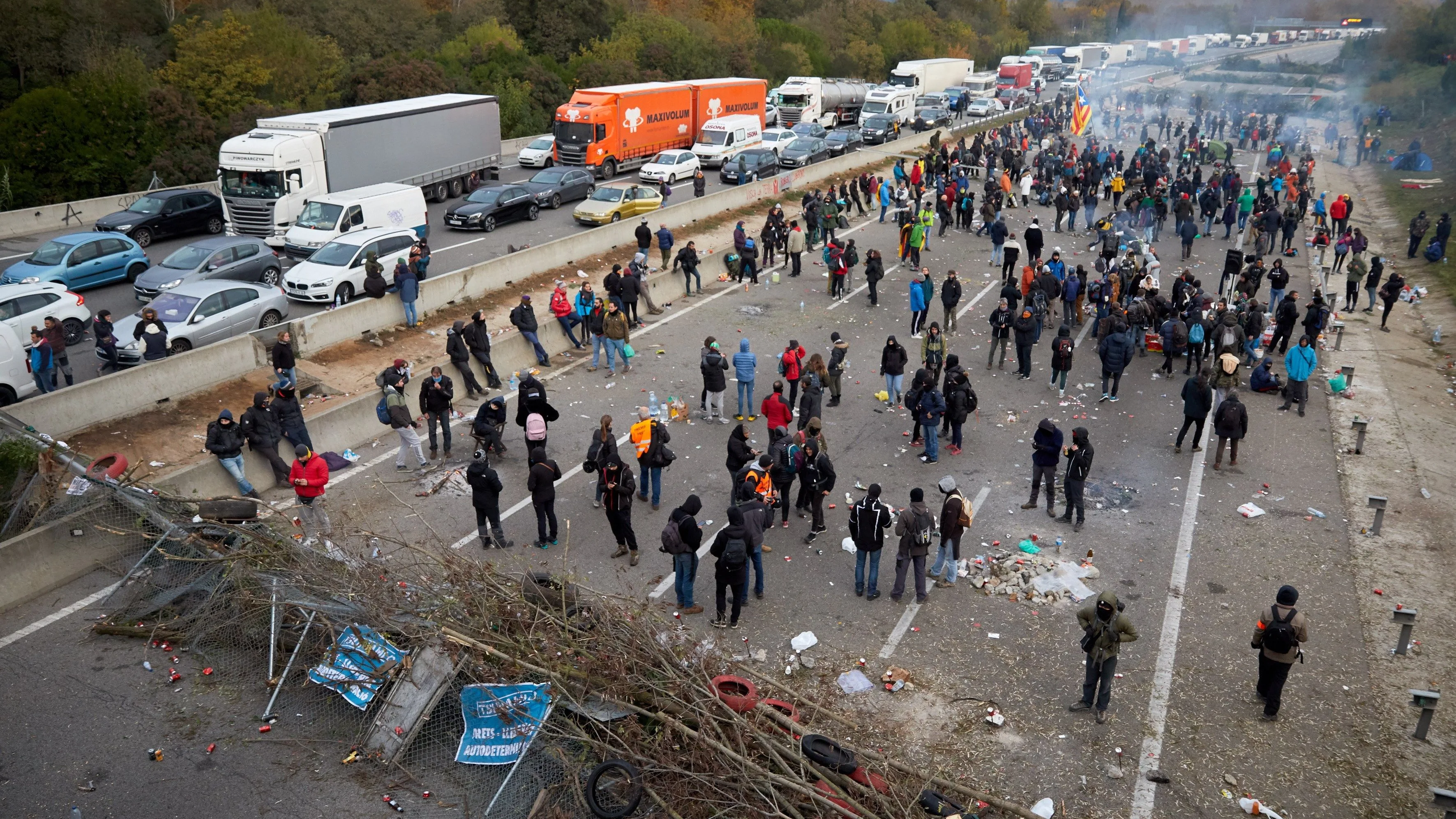 Centenares de personas continúan bloqueando la autopista AP-7