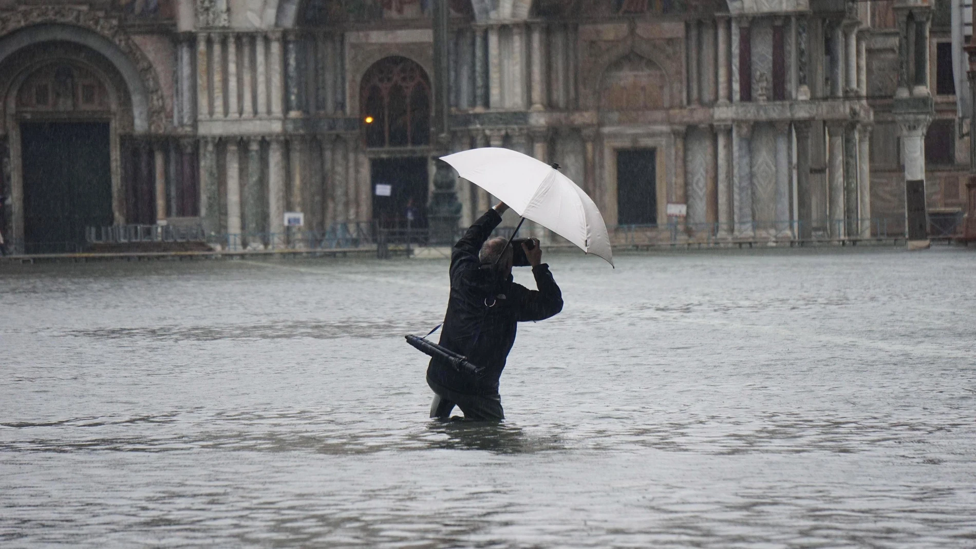 Un hombre sacando una foto durante la inundación