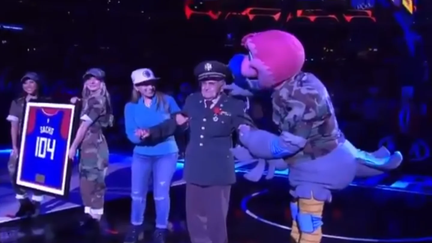 El comentado gesto de la mascota de los Clippers a un veterano de guerra El comentado gesto de la mascota de los Clippers a un veterano de guerra