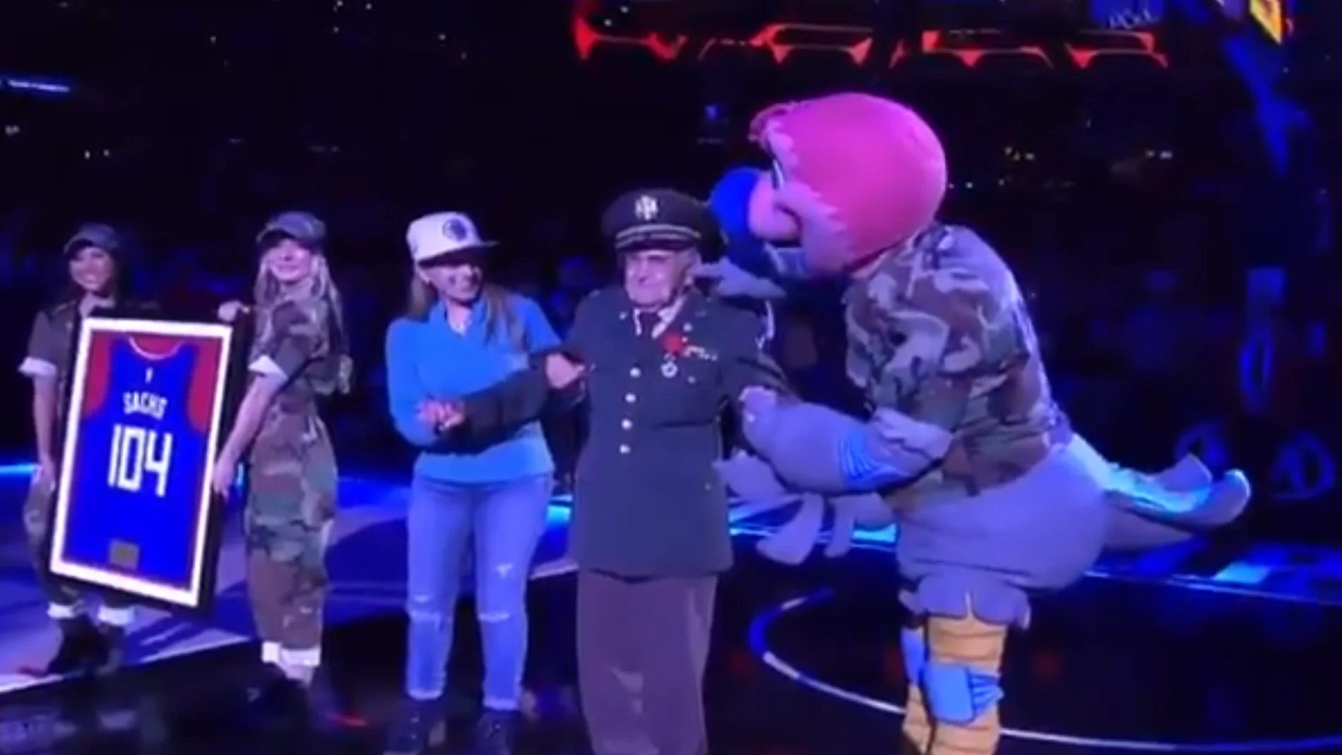 El comentado gesto de la mascota de los Clippers a un veterano de guerra