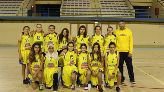Fatima Habib, la segunda jugadora por la izquierda en la fila inferior en la foto de equipo del CB Tavira Fatima Habib, la segunda jugadora por la izquierda en la fila inferior en la foto de equipo del CB Tavira