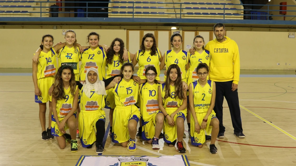 Fatima Habib, la segunda jugadora por la izquierda en la fila inferior en la foto de equipo del CB Tavira