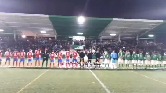 Momento del partido entre El Álamo y el Pedroñeras en el que suena el himno franquista Momento del partido entre El Álamo y el Pedroñeras en el que suena el himno franquista