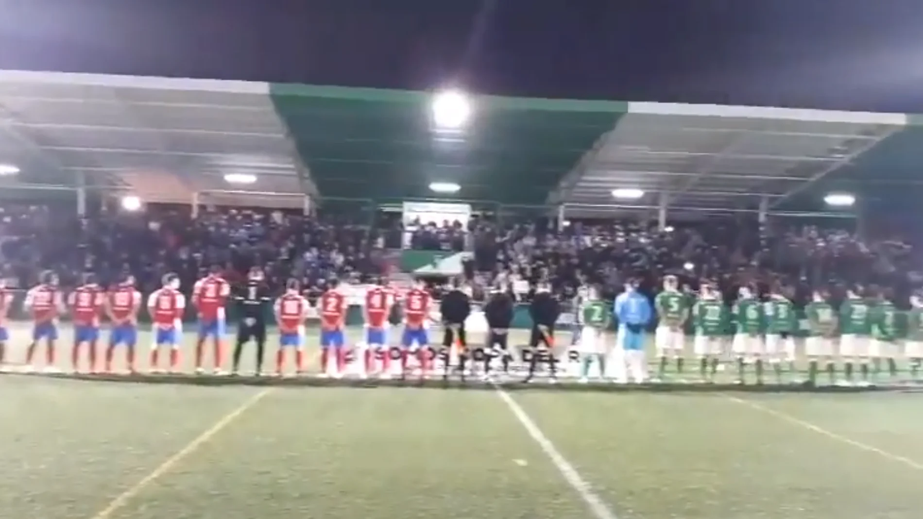 Momento del partido entre El Álamo y el Pedroñeras en el que suena el himno franquista