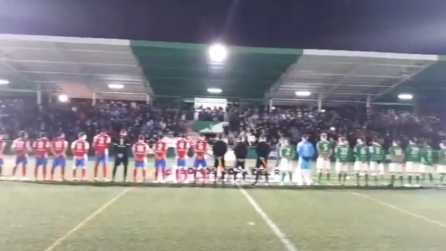 Momento del partido entre El Álamo y el Pedroñeras en el que suena el himno franquista