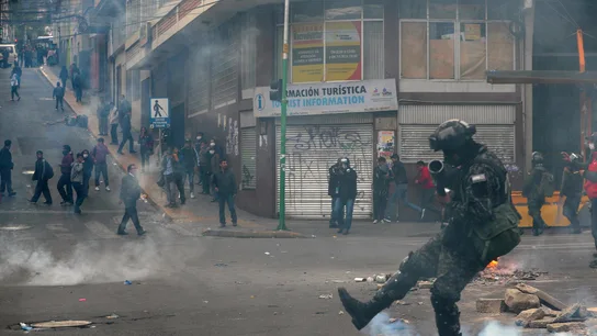 Un policía durante las protestas en La Paz, Bolivia Un policía durante las protestas en La Paz, Bolivia