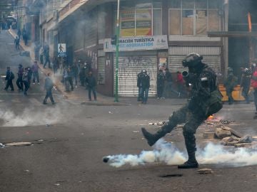 Un policía durante las protestas en La Paz, Bolivia Un policía durante las protestas en La Paz, Bolivia