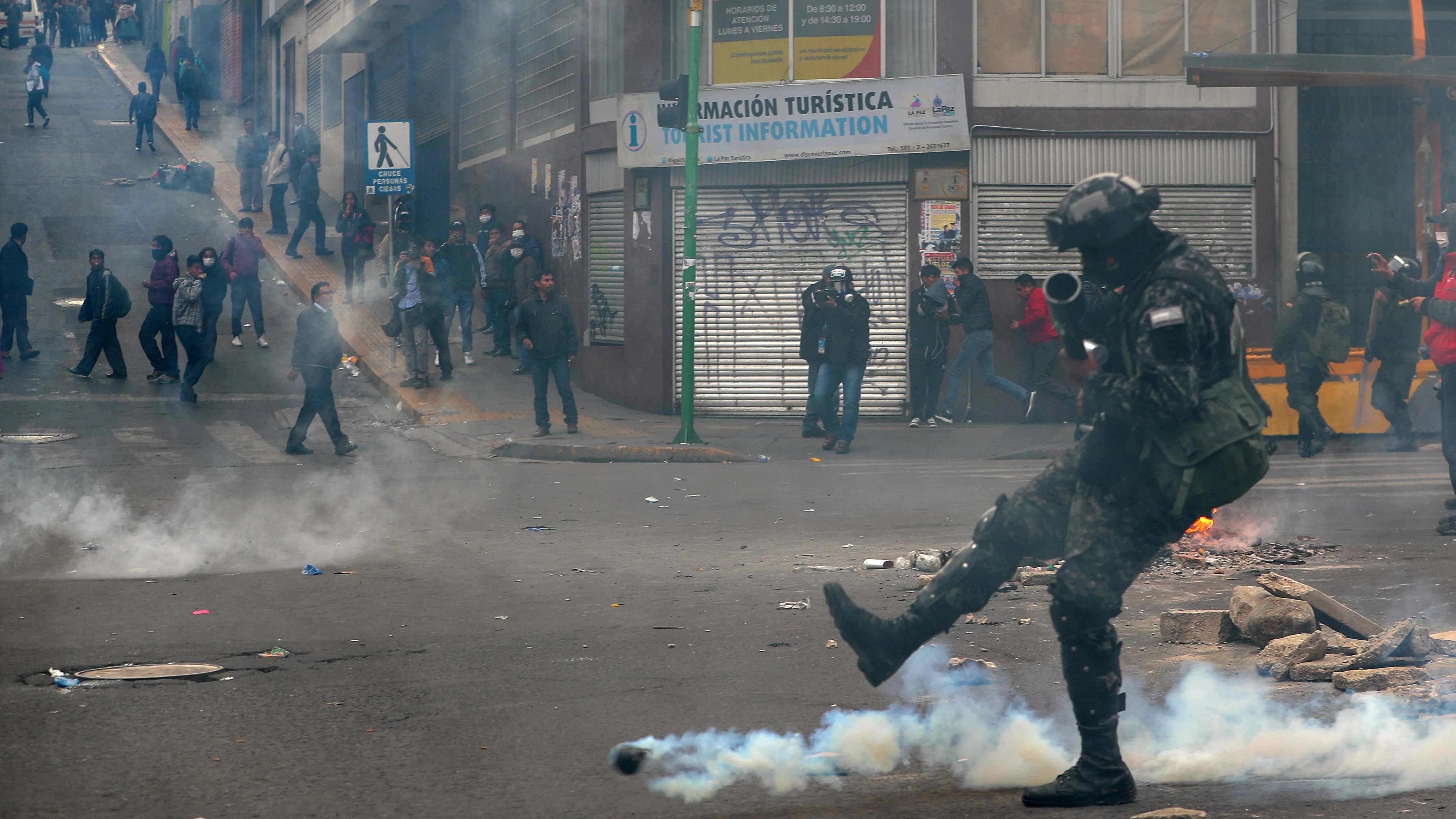 Un policía durante las protestas en La Paz, Bolivia