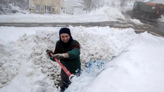 Un hombre retira la nieve sobre su vehículo en el alto del pueblo lucense de O Poio Un hombre retira la nieve sobre su vehículo en el alto del pueblo lucense de O Poio