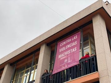 Bandera contra la violencia machista en el balcón del Ayuntamiento de Córdoba Bandera contra la violencia machista en el balcón del Ayuntamiento de Córdoba