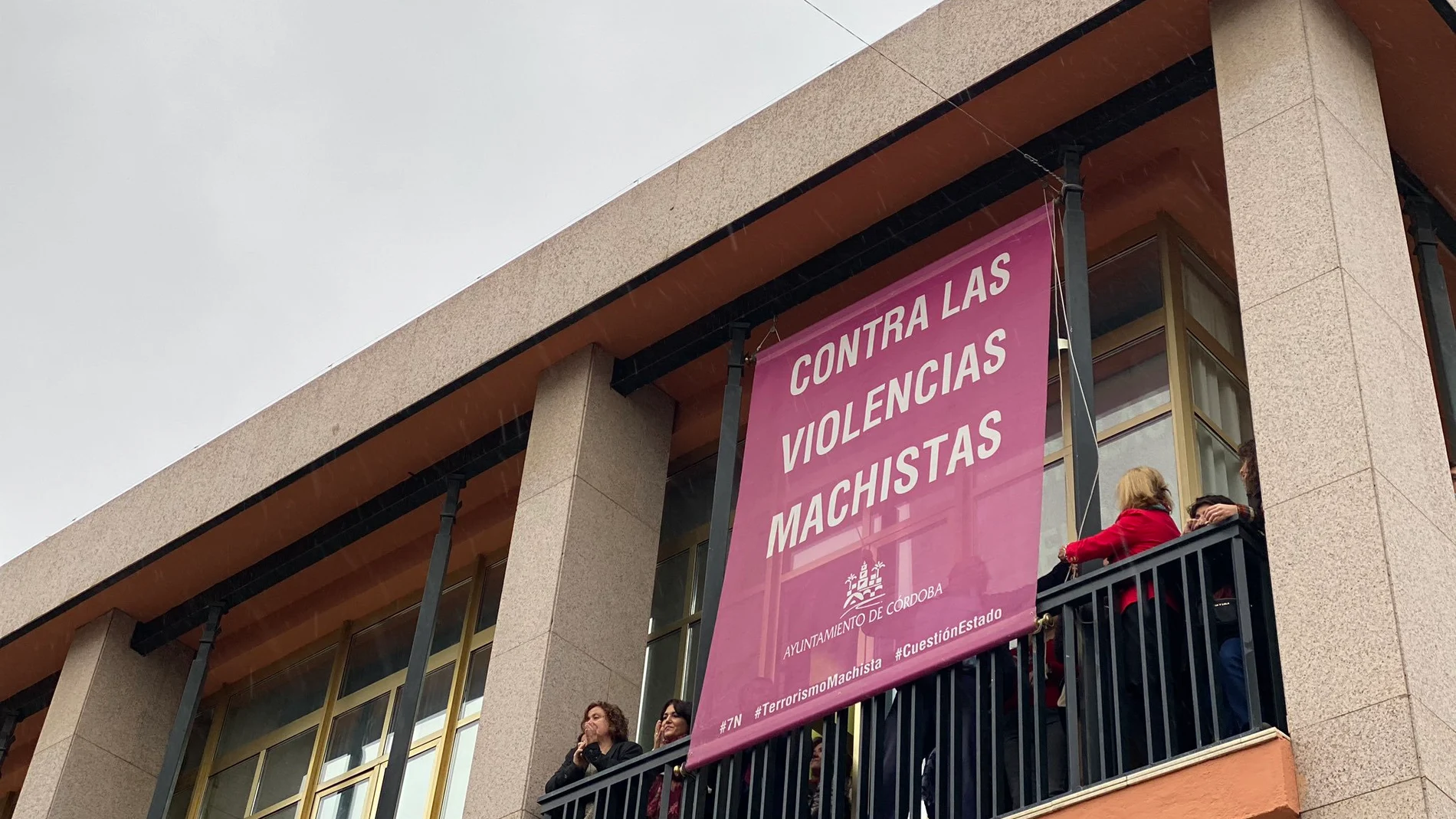 Bandera contra la violencia machista en el balcón del Ayuntamiento de Córdoba