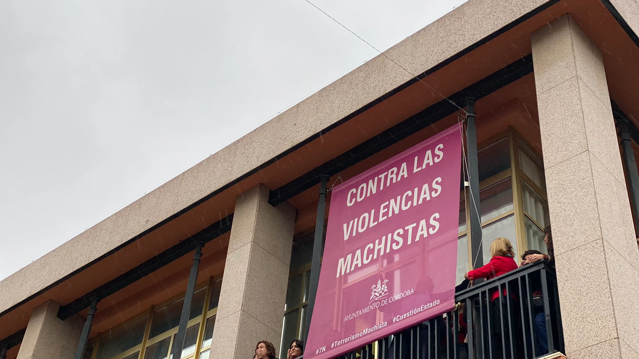 Bandera contra la violencia machista en el balcón del Ayuntamiento de Córdoba