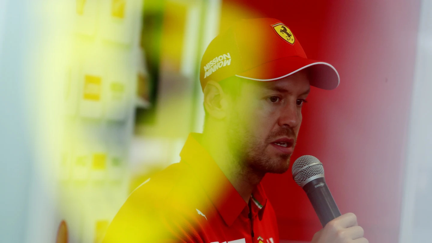 Sebastian Vettel atiende a los medios de comunicación Sebastian Vettel atiende a los medios de comunicación